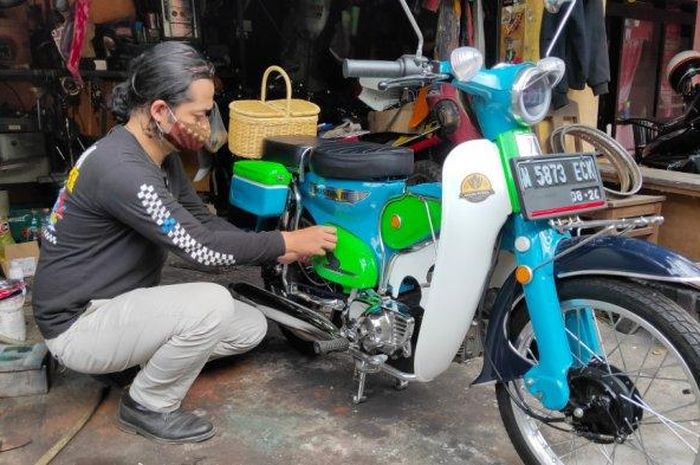C70 Mesin Rx King. Gokil! Motor Retro Klasik Honda C70 Disulap Jadi Motor Listrik