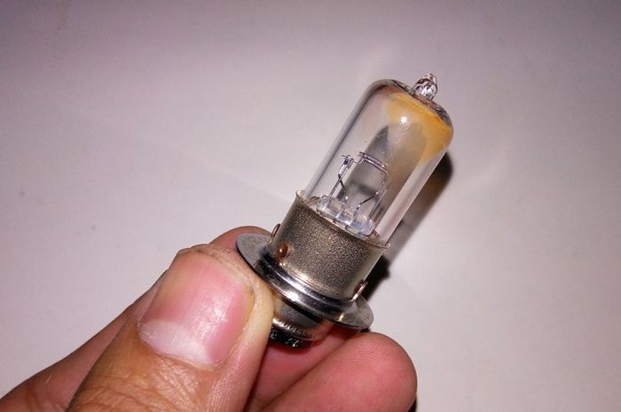 Lampu Halogen Motor. Dilarang Keras Pegang Bohlam Halogen Saat Ganti Lampu Motor