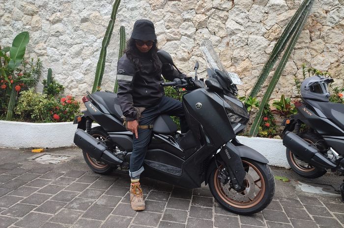 Tinggi Jok Xmax. Motor Matic Yamaha XMAX Connected Ramah Buat Bikers Kurang