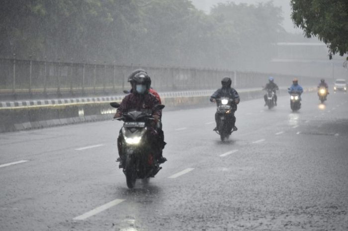 Cara Mengatasi Motor Injeksi Kena Banjir. Motor Injeksi Tiba-tiba Mati Saat Menerobos Hujan, Periksa