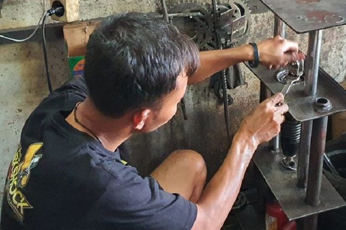 Servis Shock Motor. Bengkel Spesialis Sokbreker Motor di Depok, Bisa Setting Sok