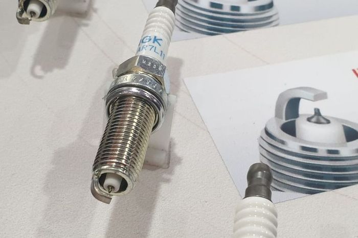 Busi Iridium Motor Terbaik. Ini Kelebihan Busi Iridium Saat Dipakai di Motor Harian Bro