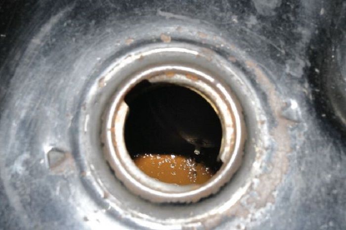 Cairan Pembersih Tangki Motor. Pakai Cairan di Dapur Ini Karat Tangki Bensin Motor Bisa Hilang
