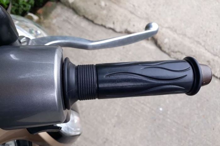 Cara Melepas Grip Gas Motor. Ini Triknya Bro, Cara Mudah Lepas Handgrip Sendiri, Cukup Pakai