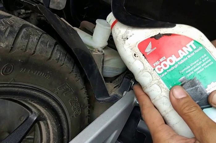 Cara Mengisi Air Radiator Aerox 155. Tips Ini Cara Muda Mengisi Cairan Radiator Coolant di Tabung