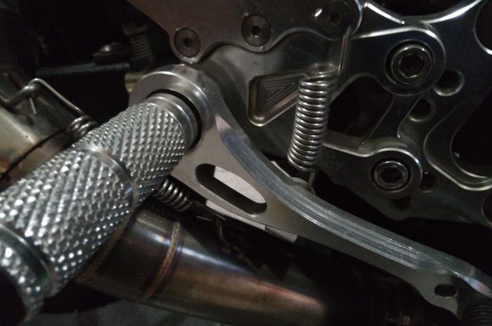 Cara Memasang Underbone Vixion. Bikin Rem Belakang Cepat Balik Saat Pakai Footstep Underbone