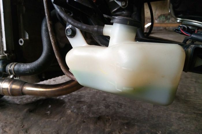 Tabung Cadangan Radiator Bertambah. Waspada! Ini Efek Isi Air Radiator di Reservoir Tank Berlebih