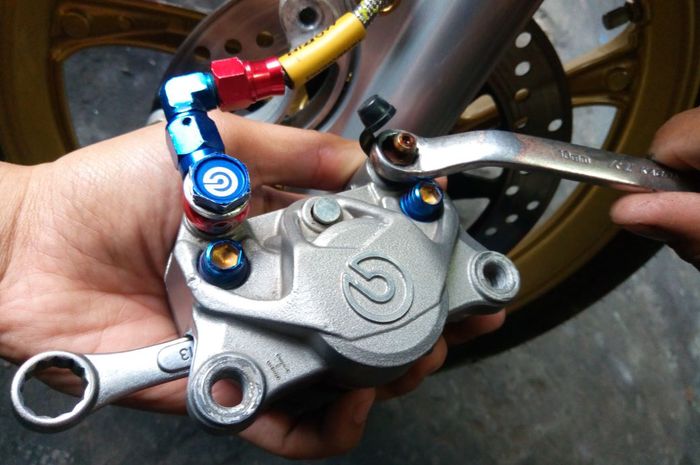Cara Buang Angin Rem Cakram Motor. Buang Angin di Kaliper Aftermarket dengan Cara Diganjal, Biar
