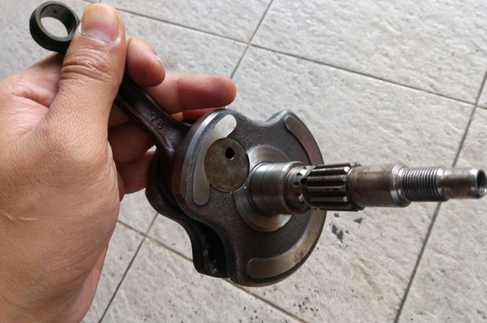Tanda Stang Seher Kena Honda. Begini Cara Gampang Mengecek Setang Piston Motor Goyang atau
