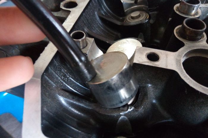 Cara Pasang Noken As Kawasaki Ninja 250. Cara Gampang Copot Cap Shim Tappet, Enggak Perlu Ditarik