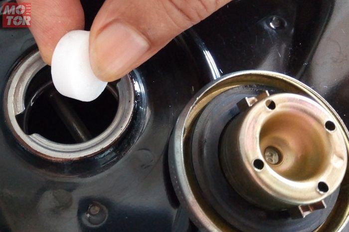 Irit Bensin Dengan Kapur Barus. Masih Nekat Masukin Kapur Barus ke Tangki Motor Buat Naikin