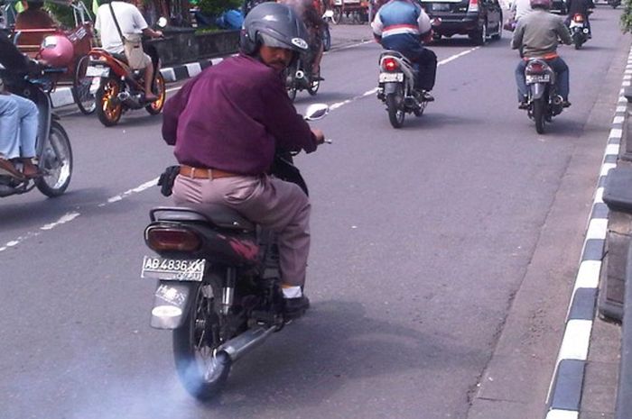 Cara Membuat Knalpot Ninja R Garing. Banyak Yang Belum Tahu, Cairan Ini Bisa Bikin Knalpot Motor 2-Tak
