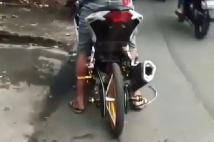 Ninja 250 Ban Cacing. Pakai Ban Cacing, Penunggang Kawasaki Ninja 250 Ini Berlaga