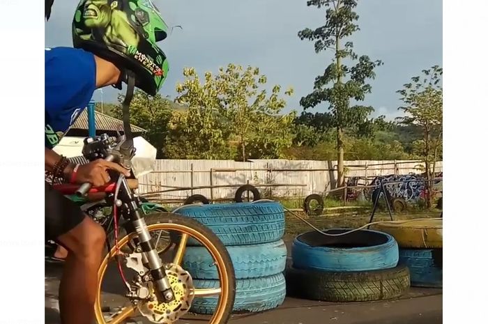Video Motor Drag Ninja 2 Tak. Video Drag Bike Mio Vs Ninja Kiriman Pembalap Ini Bikin Ngakak