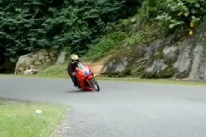 Aerox Ban Cacing. Sadis! Video Pamer Aksi Cornering, Pengguna Ban Cacing Ini