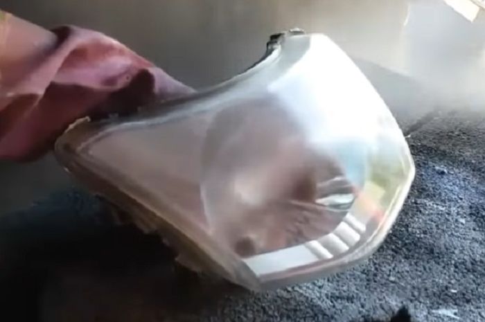 Cara Membuat Headlamp Mobil Jadi Bening. Begini Cara Mudah Bikin Mika Headlamp Kusam Jadi Beninng Lagi