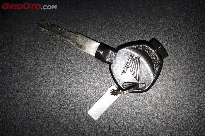 Biaya Bikin Kunci Motor Di Dealer. Baru Tahu, Pelat Besi di Kunci Motor Ternyata Berguna Kalau Motor