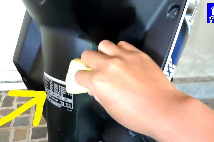 Cara Membuat Penghitam Body Motor Permanen. Trik Gampang Bikin Dek Motor Kusam Mengkilap Permanen, Wajib