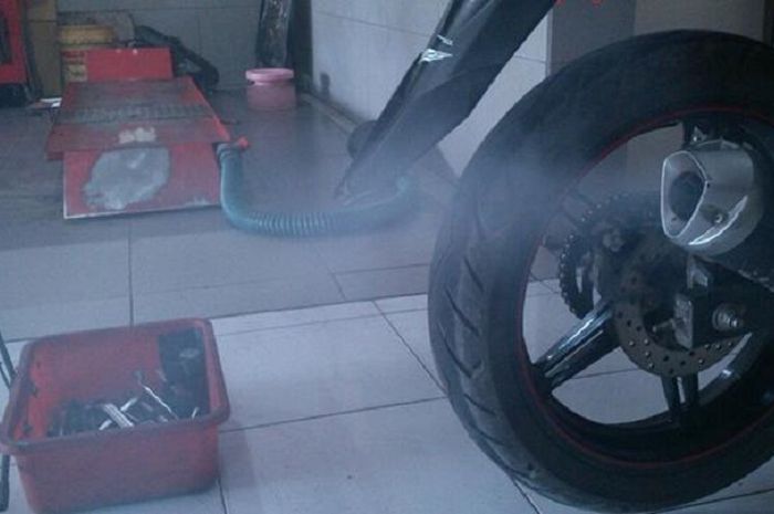 Penyebab Ninja R Banyak Asap. Motor Ngebul Saat Rpm Tinggi? Itu Sih Tandanya Komponen Yang