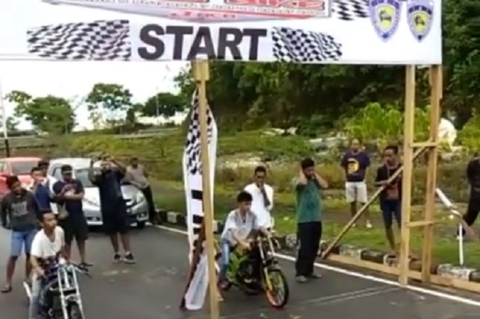 Start Drag Bike. Video Joki Balap Liar Pakai Gerbang Start Drag Bike Menyalahi