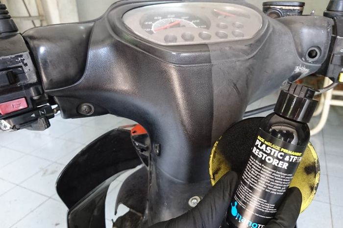 Harga Penghitam Body Motor Permanen. Panel Bodi Motor Mulai Pudar? Cairan Ini Bisa Bikin Hitam Lagi Sob