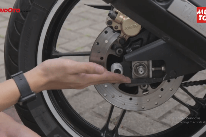 Cara Pasang Jalu Paddock R15. Video Tips Pasang Jalu Paddock di Motor Sport, Cuma Modal Kunci