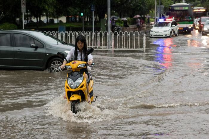 Cara Mengatasi Motor Matic Mogok Karena Banjir. Berikut Cara Mengatasi Motor Matic Yang Mogok Akibat Menerjang