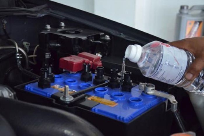 Cara Membuat Air Accu. Benarkah Menguras Air Aki Mobil Bisa Membuat Aki Kembali Sehat