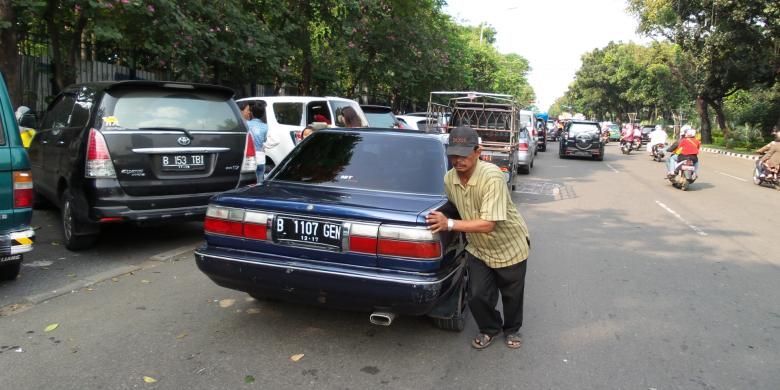 Cara Menghidupkan Motor Dengan Didorong. Apakah Aman Hidupkan Mobil Mogok dengan Cara Didorong