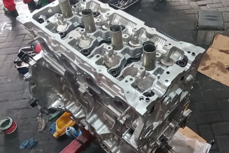 Ciri Air Radiator Masuk Ruang Bakar. Gejala Kepala Silinder Mesin Mobil Sudah Melenting