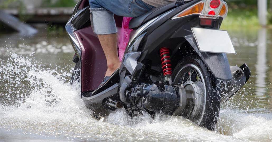 Cara Mengatasi Motor Injeksi Kena Banjir. Motor Matic Kena Banjir, Ini 7 Cara Mudah Menanganinya