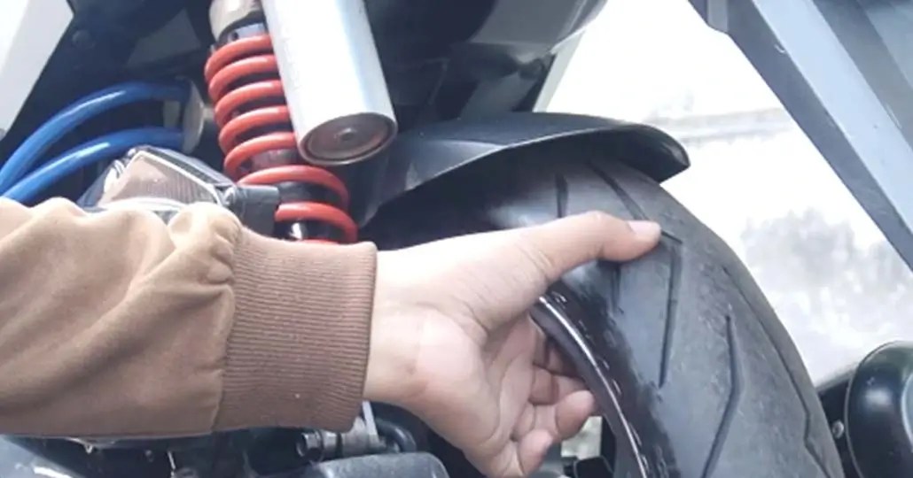 Penyebab Ban Motor Goyang. Ban Belakang Motor Matic Goyang saat Berkendara? Ini 7