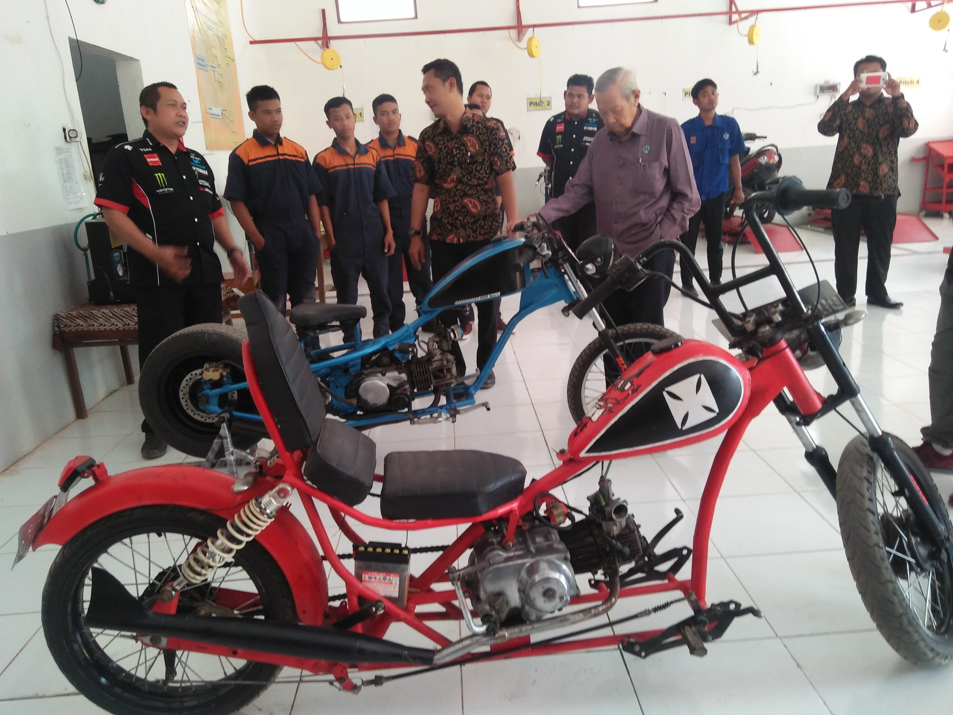 Cara Membuat Rangka Motor Chopper. Siswa SMK Tegal Sulap Limbah Logam jadi Motor Chopper