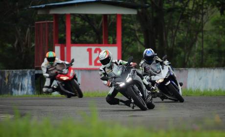 Cbr250rr Vs Ninja. Ini Dia Yang Terlemot Diantara CBR250RR vs R25 vs Ninja 250FI