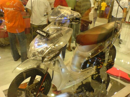 Cara Membuat Body Motor Transparan. Modifikasi body kendaraan roda dua dengan body transparan