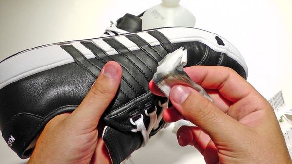 Cara Menghitamkan Sepatu Kain Tanpa Semir. 4 Cara Menghitamkan Sepatu yang Warnanya Terlihat Pudar