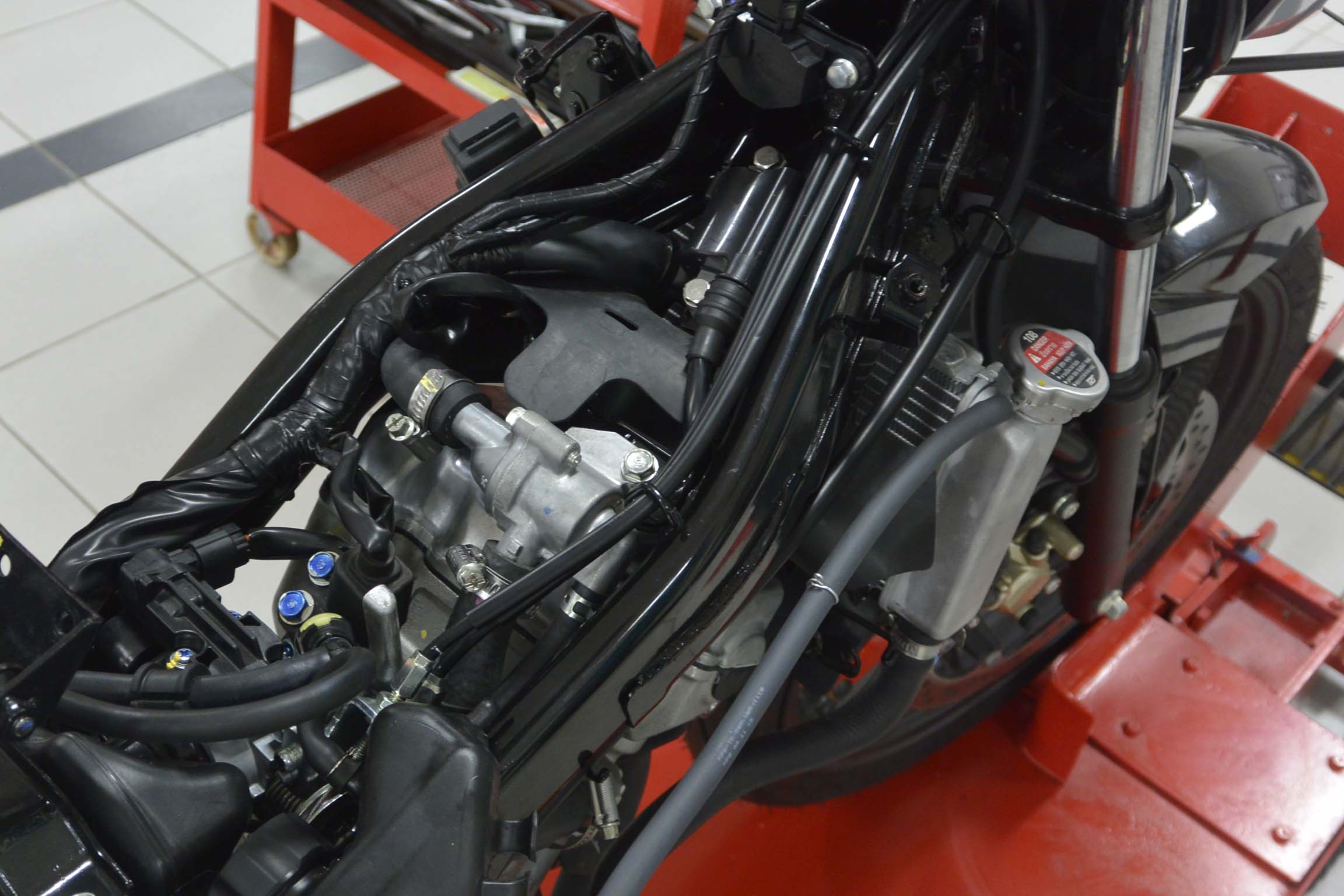 Buka Busi Motor Ke Arah Mana. Bongkar Pasang Busi New Sonic 150R, Gak Sampai 5 Menit โ Site