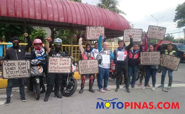 Plat Nomor Filipina. Rider Filipina demo nggak mau motor dipasangi plat nomor depan