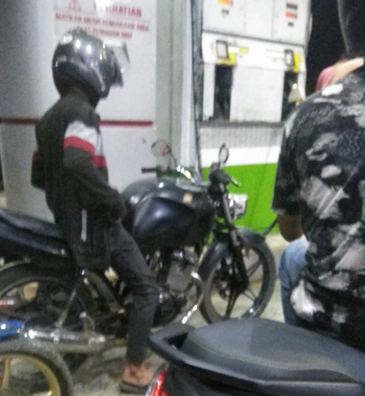 Modifikasi Tangki Motor. Aksi Modifikasi Tangki Motor Isi Premium Di SPBU Sinjai Merajalela