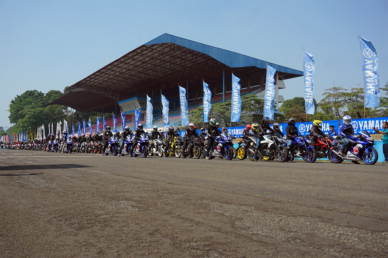 Tulisan Vixion Keren. Keren! Ada Tiga Lady Bikers Pecinta Vixion Di Gelaran Yamaha