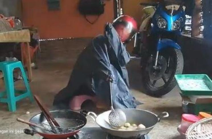 Pengen Bisa Naik Motor Tapi Takut. Aksi Pria Saat Menggoreng Ini Bikin Pengen Ngakak Tapi Takut
