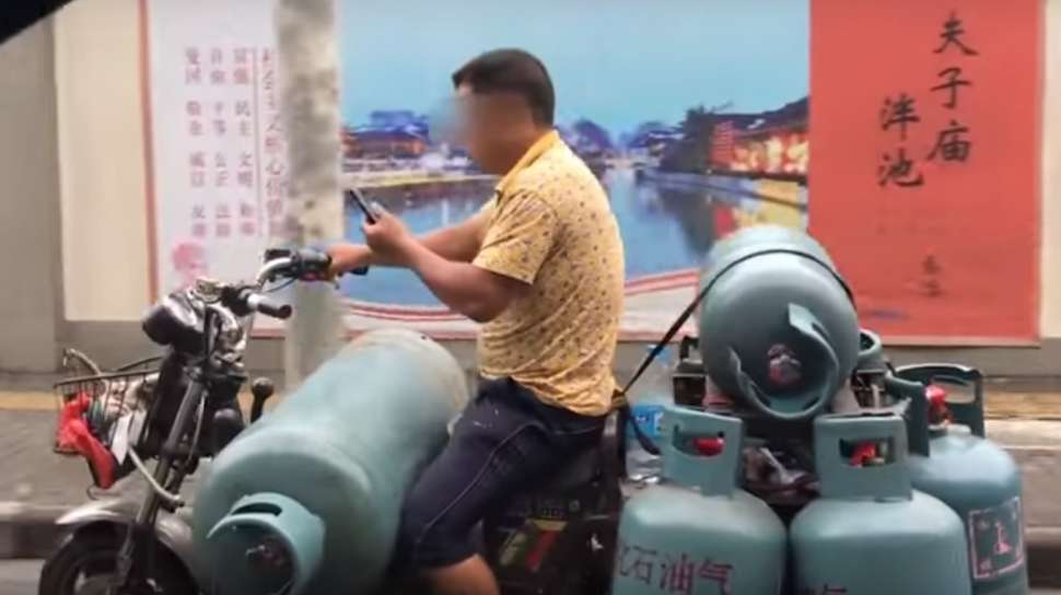 Cara Membawa Tabung Gas Di Motor. Duh! Bawa 7 Tabung Gas Pakai Motor, Lelaki Ini Main HP Pula