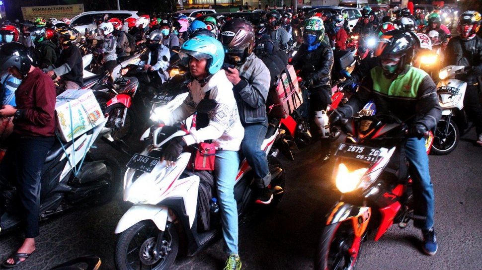 Cara Menyalakan Lampu Motor. Menyalakan Lampu Motor Selain Wajib, Ini Manfaatnya