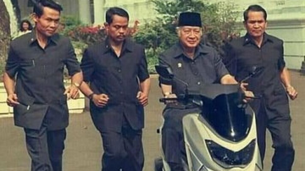 Soeharto Naik Motor. Kerennya Presiden RI Kedua Soeharto Naik Yamaha NMAX, Asli