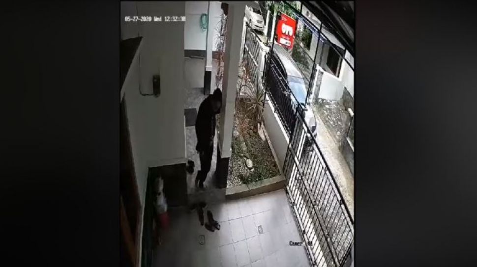 Cara Polisi Melacak Pencuri Lewat Cctv. Viral Pencuri Terekam CCTV, Netizen: Mau Lapor Polisi, Gak Punya