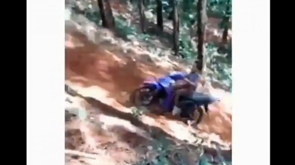 Motor Bebek Raja Tanjakan. Kocak, Motor Bebek Permalukan Motor Trail Libas Tanjakan Curam