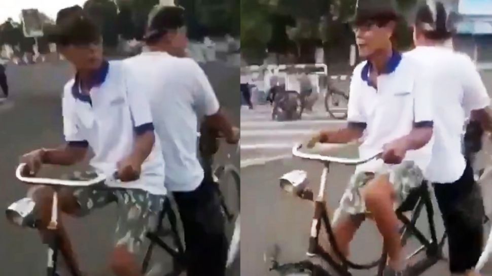 Gambar Orang Naik Sepeda Ontel. Aksi Kocak Dua Lelaki Naik Sepeda Tandem Saling Membelakangi