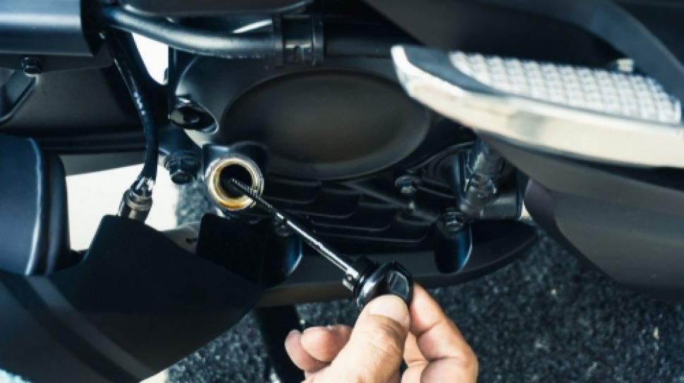 Motor Warna Coklat. Oli Mesin Berubah Warna Jadi Cokelat Susu? Ini Akibatnya Bila