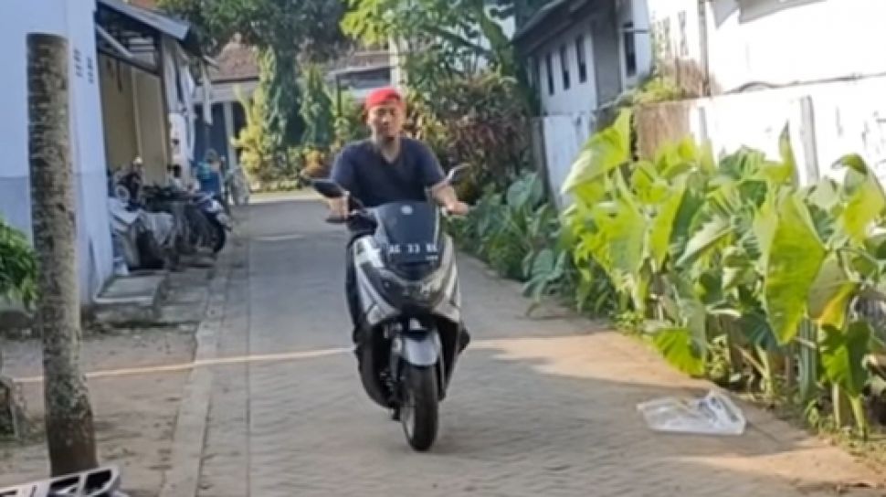 Motor Nmax Cocok Pake Helm Apa. Potret Yamaha NMAX Anti Tilang Polisi, Tak Pakai Helm Tetap