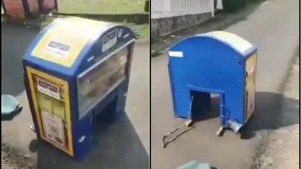 Box Roti Motor. Box Tempat Jualan Roti Nangkring di Tengah Jalan Bikin Geger